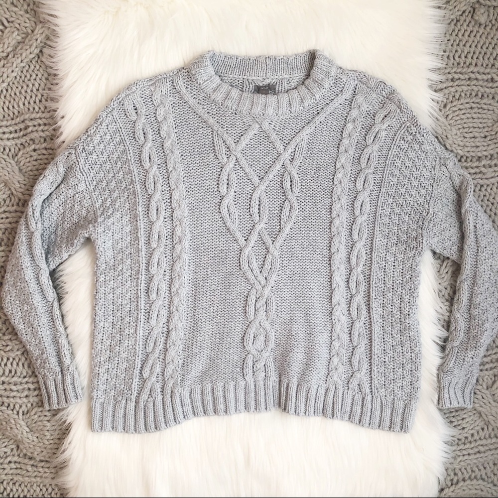 Light heather gray cable knit sweater🩶🦛🧦🐘👽